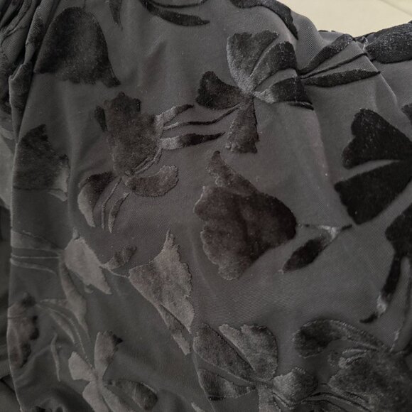 Gorgeous velvet floral sheer lined long sleeve top medium - Picture 5 of 6